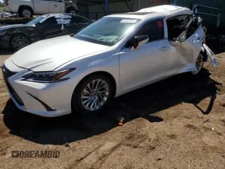 ✅ 2021 Lexus ES 300h Luxury • VIN: 58AEA1C15MU007901 • Lot: 61767365. Wystawiony na Copart z przebiegiem 39 128 mil. Bezpłatny archiwum sprzedaży aukcyjnych z USA i szczegółowy raport historii pojazdu na DreamBid. Zdjęcie 1.