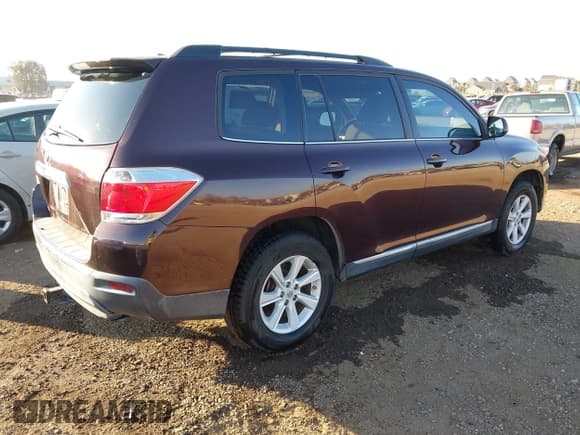 ✅ 2012 Toyota Highlander SE • VIN: 5TDZK3EHXCS079065 • Lot: 43564576. Wystawiony na IAAI z przebiegiem 391 225 mil. Bezpłatny archiwum sprzedaży aukcyjnych z USA i szczegółowy raport historii pojazdu na DreamBid. Zdjęcie 4.