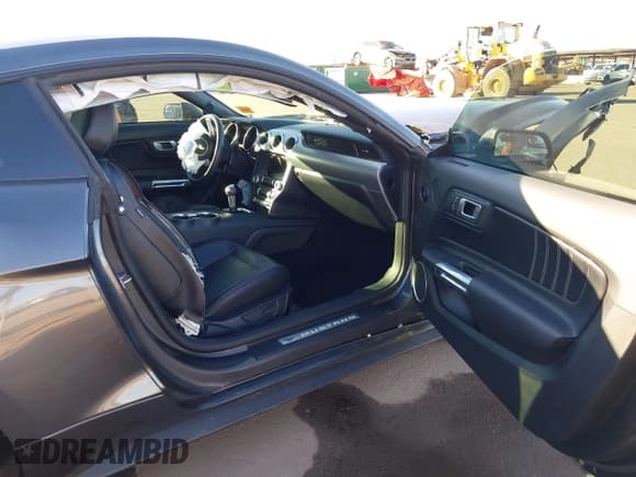 ✅ 2020 Ford Mustang EcoBoost Premium • VIN: 1FA6P8THXL5141998 • Lot: 43567131. Wystawiony na IAAI z przebiegiem 28 021 mil. Bezpłatny archiwum sprzedaży aukcyjnych z USA i szczegółowy raport historii pojazdu na DreamBid. Zdjęcie 5.