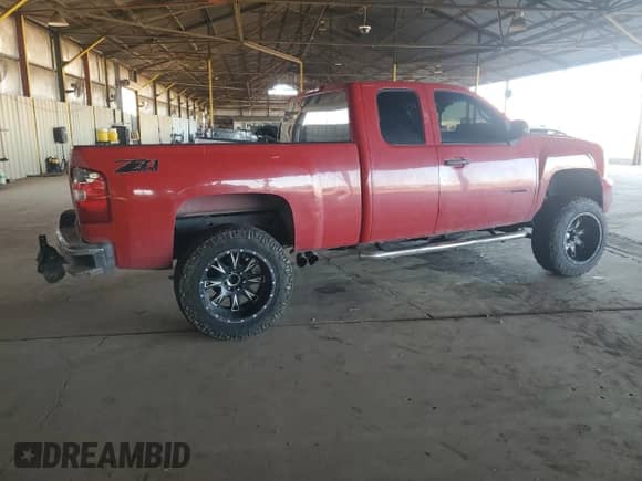 2010 Chevrolet Silverado 1500 LT with VIN 1GCSKSE34AZ160056, listed as a Copart auction lot 85420705 with 196,284 mi miles and Salvage title. Bid and sale history available at DreamBid. Image 3.