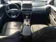 2020 Hyundai Kona SE z VIN KM8K1CAA1LU440414, wystawiony jako Copart lot #60979053 z przebiegiem 62 356 mil mil oraz . Historia ofert i sprzedaży dostępna na DreamBid. Obrazek 8.