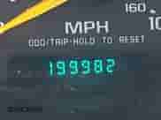 1999 Chevrolet Blazer LS z VIN 1GNCT18W3XK216840, wystawiony jako IAAI lot #41534524 z przebiegiem 199 982 mil mil oraz . Historia ofert i sprzedaży dostępna na DreamBid. Obrazek 15.