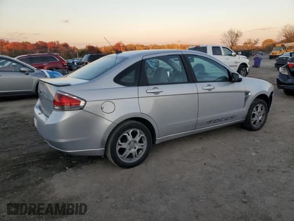 ✅ 2008 Ford Focus SE • VIN: 1FAHP35N88W173574 • Lot: 90897695. Wystawiony na Copart z przebiegiem 234 626 mil. Bezpłatny archiwum sprzedaży aukcyjnych z USA i szczegółowy raport historii pojazdu na DreamBid. Zdjęcie 3.