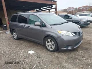 ✅ 2013 Toyota Sienna LE • VIN: 5TDKK3DCXDS295975 • Lot: 43672461. Wystawiony na IAAI z przebiegiem 180 569 mil. Bezpłatny archiwum sprzedaży aukcyjnych z USA i szczegółowy raport historii pojazdu na DreamBid. Zdjęcie 1.