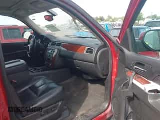 2013 Chevrolet Suburban LT z VIN 1GNSKJE77DR205791, wystawiony jako IAAI lot #43091004 z przebiegiem 184 633 mil mil oraz . Historia ofert i sprzedaży dostępna na DreamBid. Obrazek 5.