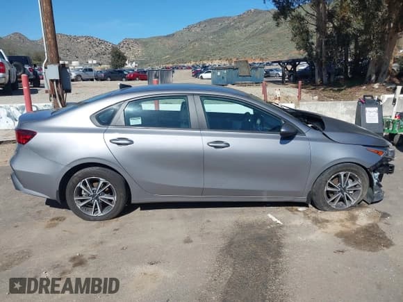 ✅ 2023 Kia Forte LXS • VIN: 3KPF24AD7PE672054 • Lot: 41841524. Wystawiony na IAAI z przebiegiem 50 022 mil. Bezpłatny archiwum sprzedaży aukcyjnych z USA i szczegółowy raport historii pojazdu na DreamBid. Zdjęcie 13.