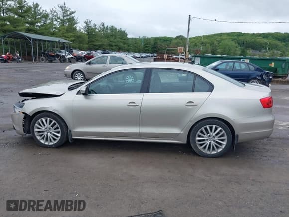 ✅ 2014 Volkswagen Jetta TDI w/Premium/Nav • VIN: 3VWLL7AJ9EM226026 • Lot: 42219871. Wystawiony na IAAI z przebiegiem 100 386 mil. Bezpłatny archiwum sprzedaży aukcyjnych z USA i szczegółowy raport historii pojazdu na DreamBid. Zdjęcie 14.