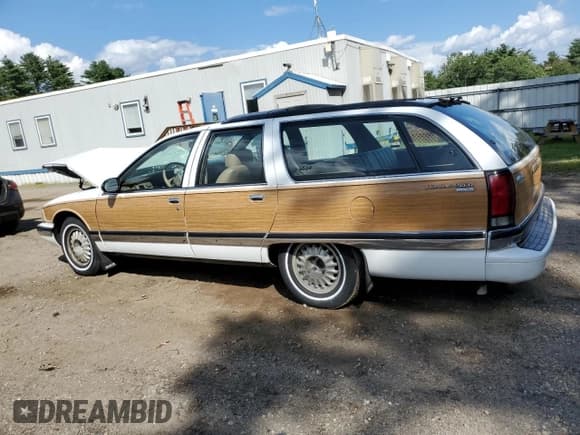 ✅ 1996 Buick Roadmaster Estate Collectors Edition • VIN: 1G4BR82PXTR420724 • Lot: 67904204. Listed on Copart with 90,230 mi. Free auction sales archive from the USA and detailed vehicle history report at DreamBid. Image 2.