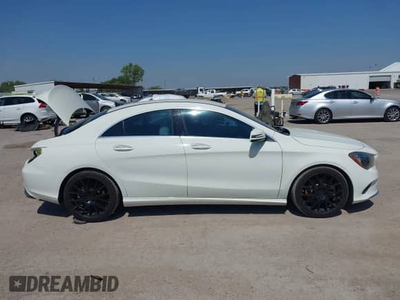 2018 Mercedes-Benz CLA 250 с VIN WDDSJ4EB5JN526223, выставлен на аукционе IAAI как лот 43177797 с пробегом 126 072 миль миль и . История ставок и продаж доступна на DreamBid. Изображение 14.