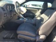 ✅ 2013 Dodge Challenger R/T Classic • VIN: 2C3CDYBT5DH652366 • Lot: 90878335. Wystawiony na Copart z przebiegiem 45 048 mil. Bezpłatny archiwum sprzedaży aukcyjnych z USA i szczegółowy raport historii pojazdu na DreamBid. Zdjęcie 7.