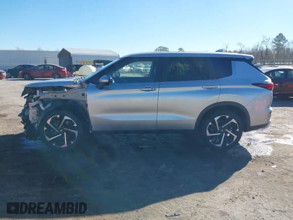 ✅ 2022 Mitsubishi Outlander SE • VIN: JA4J4UA83NZ065166 • Lot: 43591896. Listed on IAAI with 46,186 mi. Free auction sales archive from the USA and detailed vehicle history report at DreamBid. Image 14.
