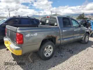 2007 Dodge Dakota SLT z VIN 1D7HW48J47S162496, wystawiony jako Copart lot #56791495 z przebiegiem 212 633 mil mil oraz Szkoda całkowita • Salvage title. Historia ofert i sprzedaży dostępna na DreamBid. Obrazek 3.