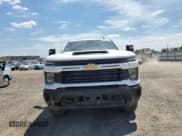 ✅ 2025 Chevrolet Silverado 2500HD Custom • VIN: 2GC4KME7XS1117990 • Lot: 57278315. Wystawiony na Copart z przebiegiem 12 242 mil. Bezpłatny archiwum sprzedaży aukcyjnych z USA i szczegółowy raport historii pojazdu na DreamBid. Zdjęcie 5.