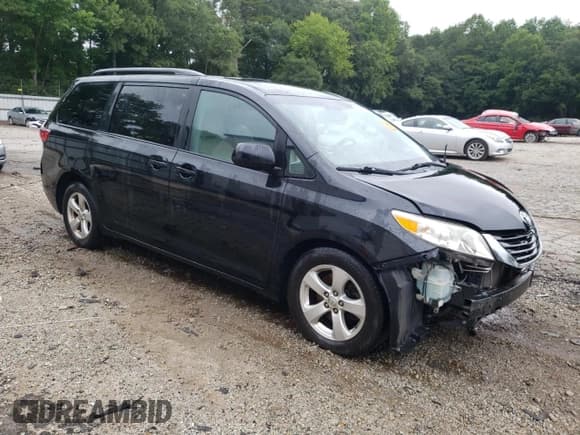 ✅ 2015 Toyota Sienna LE • VIN: 5TDKK3DC8FS590169 • Lot: 67040995. Wystawiony na Copart z przebiegiem 132 519 mil. Bezpłatny archiwum sprzedaży aukcyjnych z USA i szczegółowy raport historii pojazdu na DreamBid. Zdjęcie 4.