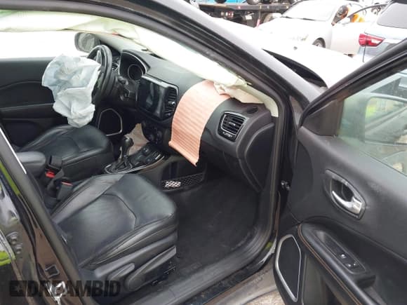 ✅ 2018 Jeep Compass Limited • VIN: 3C4NJDCB0JT360624 • Lot: 43113388. Wystawiony na IAAI z przebiegiem 167 613 mil. Bezpłatny archiwum sprzedaży aukcyjnych z USA i szczegółowy raport historii pojazdu na DreamBid. Zdjęcie 5.