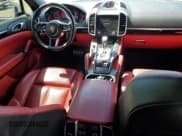 ✅ 2018 Porsche Cayenne S • VIN: WP1AB2A27JLA61046 • Lot: 49083785. Wystawiony na Copart z przebiegiem 79 241 mil. Bezpłatny archiwum sprzedaży aukcyjnych z USA i szczegółowy raport historii pojazdu na DreamBid. Zdjęcie 8.