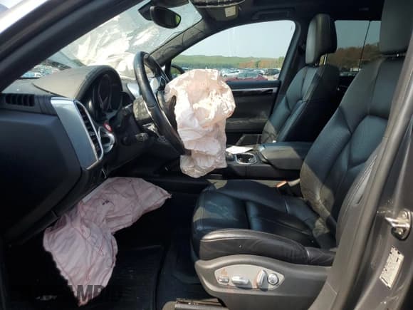 ✅ 2017 Porsche Cayenne S • VIN: WP1AB2A28HLA53273 • Lot: 67257765. Wystawiony na Copart z przebiegiem Nie podano. Bezpłatny archiwum sprzedaży aukcyjnych z USA i szczegółowy raport historii pojazdu na DreamBid. Zdjęcie 7.