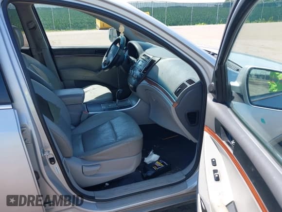 ✅ 2009 Hyundai Veracruz GLS • VIN: KM8NU73C29U080279 • Lot: 42538920. Listed on IAAI with 150,447 mi. Free auction sales archive from the USA and detailed vehicle history report at DreamBid. Image 5.