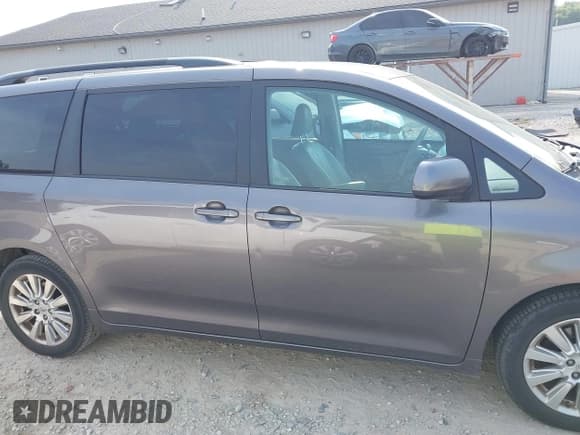 ✅ 2011 Toyota Sienna XLE • VIN: 5TDDK3DCXBS005806 • Lot: 42453958. Listed on IAAI with 174,579 mi. Free auction sales archive from the USA and detailed vehicle history report at DreamBid. Image 14.
