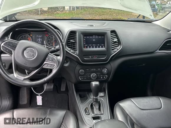 ✅ 2019 Jeep Cherokee Altitude • VIN: 1C4PJLLX7KD241698 • Лот: 47963515. Опубликован ранее на Copart с пробегом 82 901 миль. Бесплатный доступ к архиву аукционных продаж из США и подробный отчёт об истории автомобиля на DreamBid. Изображение 9.