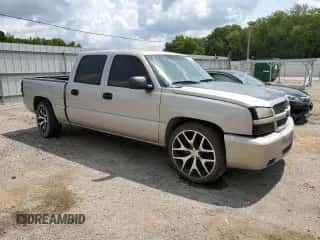 ✅ 2005 Chevrolet Silverado 1500 LS • VIN: 2GCEC13T551105573 • Lot: 63505394. Wystawiony na Copart z przebiegiem 173 697 mil mil. Skorzystaj z bezpłatnego archiwum sprzedaży aukcyjnych z USA i zobacz szczegółowy raport historii pojazdu na DreamBid. Zdjęcie 4.