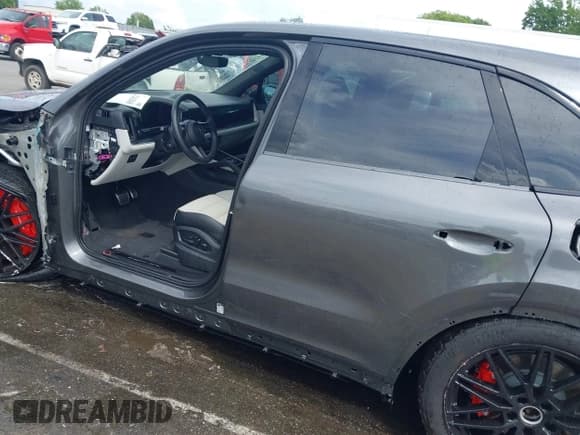 ✅ 2025 Porsche Cayenne • VIN: WP1AM2AY7SDA27408 • Лот: 42462860. Опубликован ранее на IAAI с пробегом 2 910 миль. Бесплатный доступ к архиву аукционных продаж из США и подробный отчёт об истории автомобиля на DreamBid. Изображение 14.