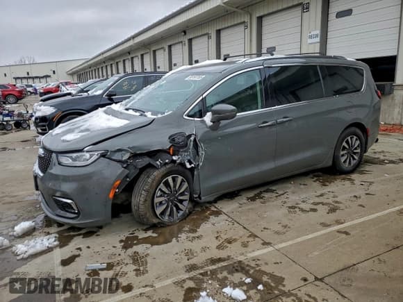 ✅ 2021 Chrysler Pacifica Hybrid Touring L • VIN: 2C4RC1L79MR580700 • Lot: 95197755. Wystawiony na Copart z przebiegiem 101 670 mil. Bezpłatny archiwum sprzedaży aukcyjnych z USA i szczegółowy raport historii pojazdu na DreamBid. Zdjęcie 1.