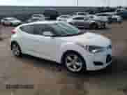 2013 Hyundai Veloster w/Gray Int z VIN KMHTC6AD7DU166325, wystawiony jako Copart lot #69826874 z przebiegiem 176 572 mil mil oraz Szkoda całkowita • Salvage title. Historia ofert i sprzedaży dostępna na DreamBid. Obrazek 4.