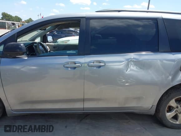 ✅ 2014 Toyota Sienna LE AAS • VIN: 5TDKK3DC5ES426425 • Lot: 42523003. Listed on IAAI with 185,048 mi. Free auction sales archive from the USA and detailed vehicle history report at DreamBid. Image 13.