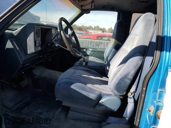 1992 Chevrolet Suburban with VIN 1GNGC26N6NJ331467, listed as a Copart auction lot 82787515 with 83,845 mi miles and Clean title. Bid and sale history available at DreamBid. Image 7.