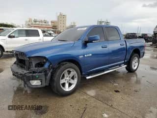 ✅ 2010 Dodge 1500 Sport • VIN: 1D7RB1CT6AS181145 • Лот: 60890935. Размещён на Copart с пробегом 102 857 миль миль. Получите бесплатный доступ к архиву аукционных продаж из США и посмотрите подробный отчёт об истории автомобиля на DreamBid. Изображение 1.