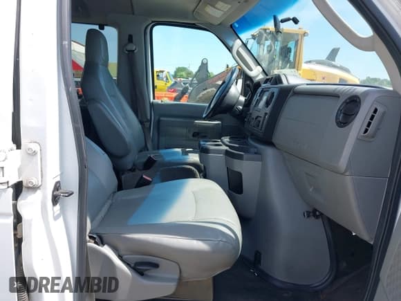 ✅ 2013 Ford Econoline Passenger XL • VIN: 1FBNE3BL4DDA56459 • Lot: 42223633. Wystawiony na IAAI z przebiegiem 411 732 mil. Bezpłatny archiwum sprzedaży aukcyjnych z USA i szczegółowy raport historii pojazdu na DreamBid. Zdjęcie 5.