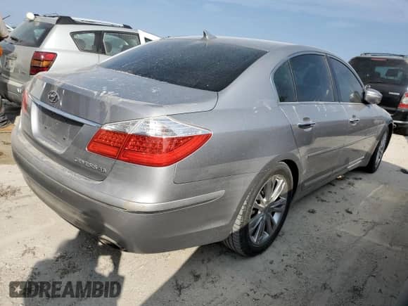 2011 Hyundai Genesis z VIN KMHGC4DF7BU129176, wystawiony jako Copart lot #75572634 z przebiegiem Nie podano mil oraz Szkoda całkowita • Salvage title. Historia ofert i sprzedaży dostępna na DreamBid. Obrazek 3.