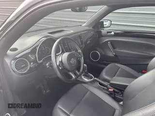 ✅ 2015 Volkswagen Beetle 1.8T • VIN: 3VWJ17ATXFM638584 • Lot: 43413410. Wystawiony na IAAI z przebiegiem 148 081 mil. Bezpłatny archiwum sprzedaży aukcyjnych z USA i szczegółowy raport historii pojazdu na DreamBid. Zdjęcie 5.