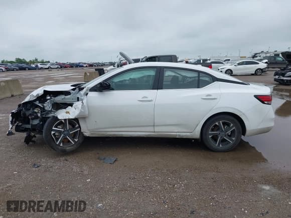 ✅ 2024 Nissan Sentra SV • VIN: 3N1AB8CV0RY366275 • Lot: 42039305. Listed on IAAI with 27,972 mi. Free auction sales archive from the USA and detailed vehicle history report at DreamBid. Image 14.