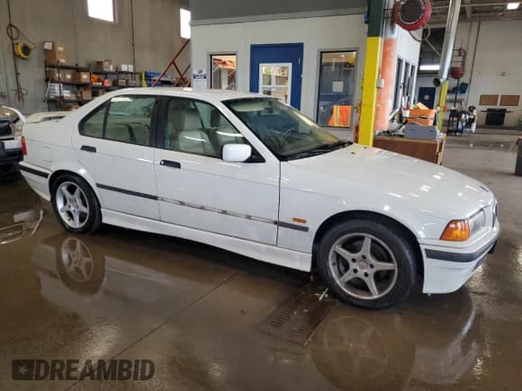 ✅ 1997 BMW 3 Series 318i • VIN: WBACC0321VEK21731 • Lot: 61555675. Wystawiony na Copart z przebiegiem 115 712 mil. Bezpłatny archiwum sprzedaży aukcyjnych z USA i szczegółowy raport historii pojazdu na DreamBid. Zdjęcie 4.