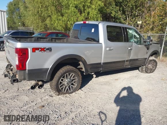 ✅ 2019 Ford F-250 XL • VIN: 1FT7W2BT5KED22686 • Lot: 43557183. Wystawiony na IAAI z przebiegiem 185 179 mil. Bezpłatny archiwum sprzedaży aukcyjnych z USA i szczegółowy raport historii pojazdu na DreamBid. Zdjęcie 4.