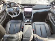 ✅ 2024 Jeep Grand Cherokee Limited • VIN: 1C4RJHBG4RC224428 • Lot: 87302855. Wystawiony na Copart z przebiegiem 12 231 mil. Bezpłatny archiwum sprzedaży aukcyjnych z USA i szczegółowy raport historii pojazdu na DreamBid. Zdjęcie 8.