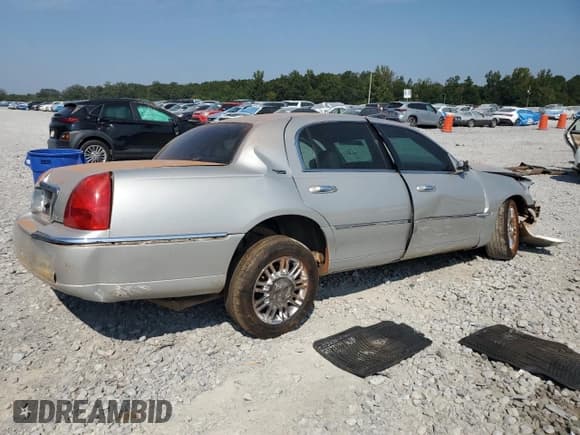 ✅ 2008 Lincoln Town Car Limited • VIN: 2LNHM82WX8X658778 • Lot: 81089305. Wystawiony na Copart z przebiegiem 176 978 mil. Bezpłatny archiwum sprzedaży aukcyjnych z USA i szczegółowy raport historii pojazdu na DreamBid. Zdjęcie 3.
