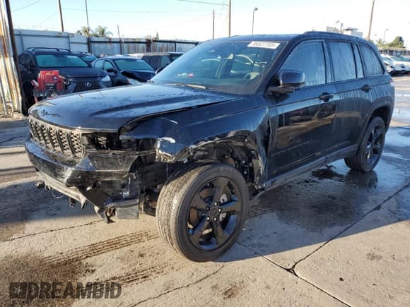 ✅ 2023 Jeep Grand Cherokee Altitude • VIN: 1C4RJGAG6PC662909 • Лот: 86827705. Опубликован ранее на Copart с пробегом 24 008 миль. Бесплатный доступ к архиву аукционных продаж из США и подробный отчёт об истории автомобиля на DreamBid. Изображение 1.