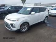 ✅ 2021 Kia Soul S • VIN: KNDJ23AU1M7754975 • Лот: 43249979. Опубликован ранее на IAAI с пробегом 92 563 миль. Бесплатный доступ к архиву аукционных продаж из США и подробный отчёт об истории автомобиля на DreamBid. Изображение 2.