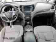 ✅ 2017 Hyundai Santa Fe 2.4L • VIN: 5NMZUDLB6HH005893 • Lot: 40801263. Wystawiony na Copart z przebiegiem 98 006 mil mil. Skorzystaj z bezpłatnego archiwum sprzedaży aukcyjnych z USA i zobacz szczegółowy raport historii pojazdu na DreamBid. Zdjęcie 8.