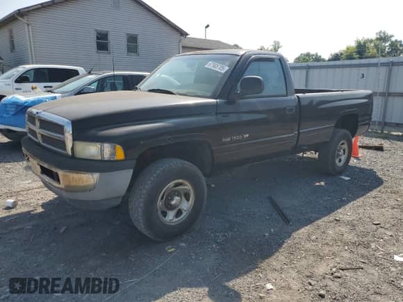 1998 Dodge 1500 z VIN 1B7HF16Y2WS577923, wystawiony jako Copart lot #67905705 z przebiegiem 145 459 mil mil oraz Czysty tytuł • Clean title. Historia ofert i sprzedaży dostępna na DreamBid. Obrazek 1.