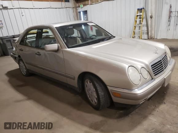 ✅ 1996 Mercedes-Benz E 320 • VIN: WDBJF55F6TJ002734 • Lot: 65180735. Listed on Copart with 148,948 mi. Free auction sales archive from the USA and detailed vehicle history report at DreamBid. Image 4.