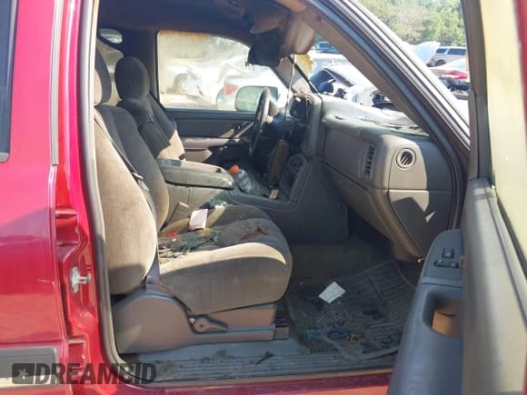 ✅ 2005 Chevrolet Silverado 2500HD LS • VIN: 1GCHK23U45F809481 • Lot: 42670838. Wystawiony na IAAI z przebiegiem Nie podano. Bezpłatny archiwum sprzedaży aukcyjnych z USA i szczegółowy raport historii pojazdu na DreamBid. Zdjęcie 5.