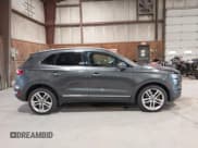 ✅ 2019 Lincoln MKC Reserve • VIN: 5LMCJ3D96KUL49964 • Lot: 43191254. Wystawiony na IAAI z przebiegiem 77 324 mil. Bezpłatny archiwum sprzedaży aukcyjnych z USA i szczegółowy raport historii pojazdu na DreamBid. Zdjęcie 13.