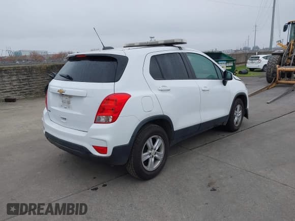 ✅ 2020 Chevrolet Trax LS • VIN: KL7CJKSB3LB022813 • Lot: 43753612. Wystawiony na IAAI z przebiegiem 85 533 mil. Bezpłatny archiwum sprzedaży aukcyjnych z USA i szczegółowy raport historii pojazdu na DreamBid. Zdjęcie 4.