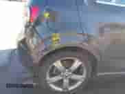 2013 Chevrolet Sonic RS z VIN 1G1JG6SBXD4133244, wystawiony jako IAAI lot #43232727 z przebiegiem 143 286 mil mil oraz . Historia ofert i sprzedaży dostępna na DreamBid. Obrazek 6.