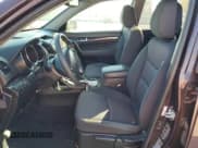 ✅ 2011 Kia Sorento LX • VIN: 5XYKT3A15BG147288 • Lot: 91697515. Wystawiony na Copart z przebiegiem 233 686 mil. Bezpłatny archiwum sprzedaży aukcyjnych z USA i szczegółowy raport historii pojazdu na DreamBid. Zdjęcie 7.