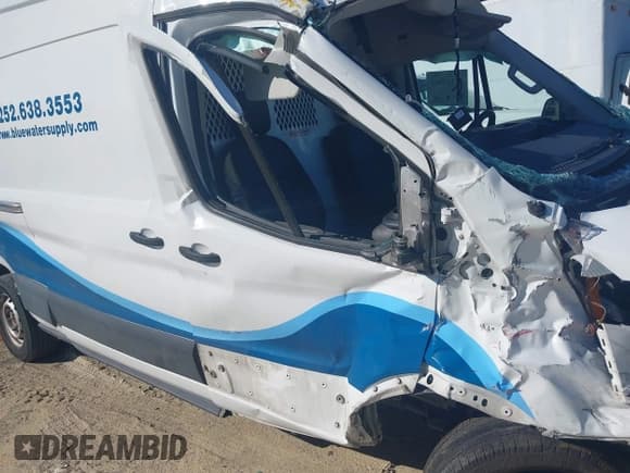 ✅ 2022 Ford Transit Cargo • VIN: 1FTBR3X81NKA63860 • Lot: 42323904. Listed on IAAI with 94,473 mi. Free auction sales archive from the USA and detailed vehicle history report at DreamBid. Image 17.